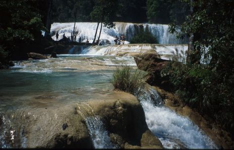 Travertinové kaskády Agua Azul